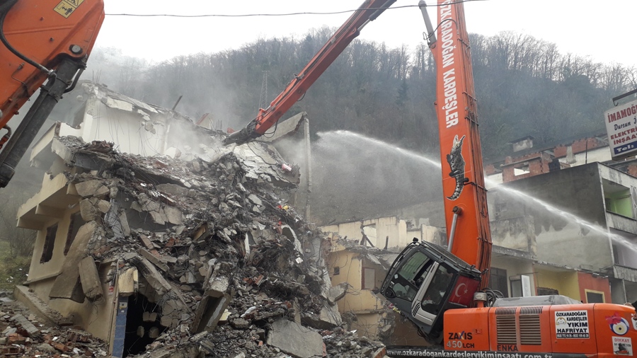 Sel afetinde zarar gören binalar yıkılıyor