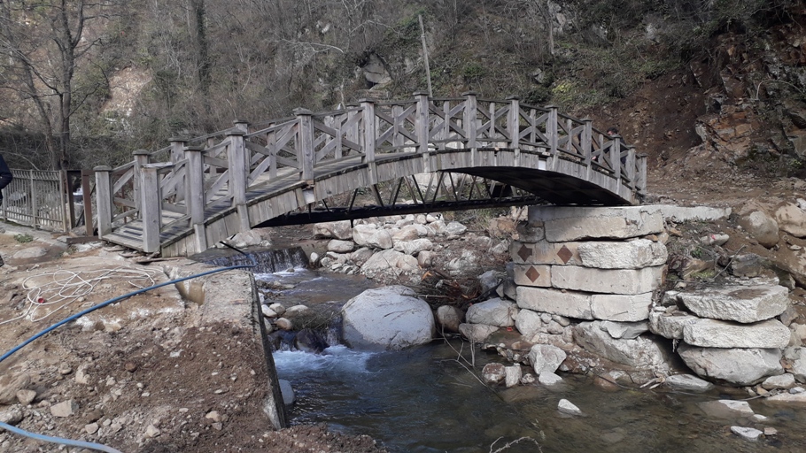 Kuzan Deresi Üzerine Ağaç Köprü Kuruldu
