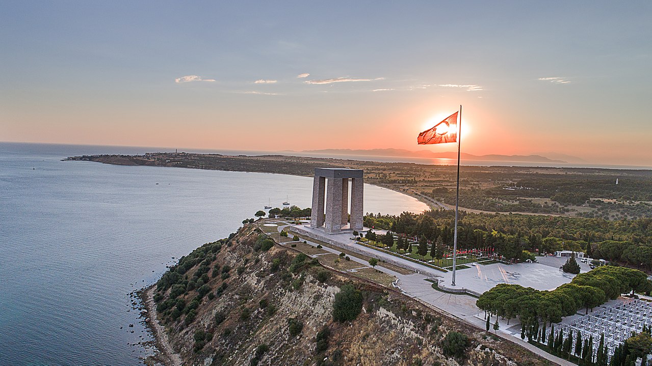 Ömrünü savaştığı topraklardaki mezarlıklara adadı