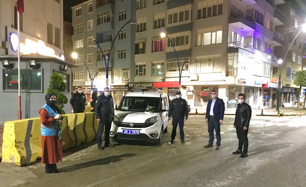 Güvenlik Güçlerine Tatlı İkramı
