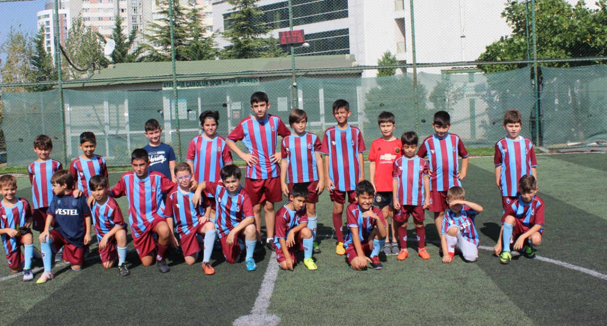 Minikler futbol akademisinde hem eğleniyor, hem de öğreniyor