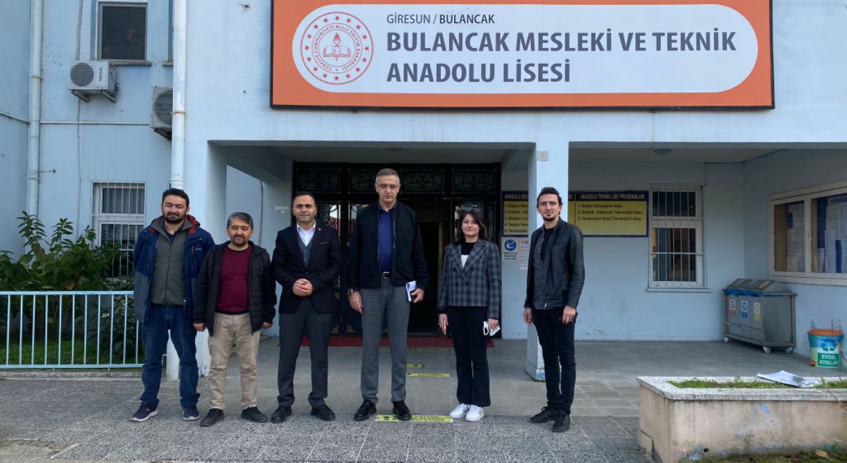 İhtiyaç sahibi öğrencilere bizzat dokundular!
