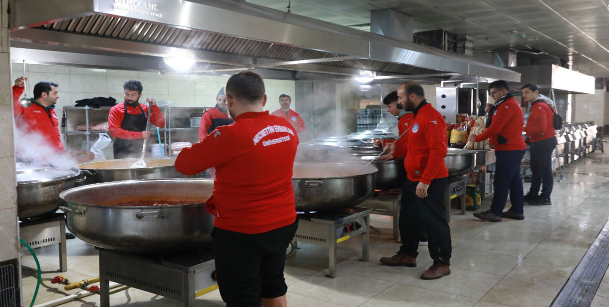 Gönüllü Şefler Milyonlarca Kap Yemek Yaptı