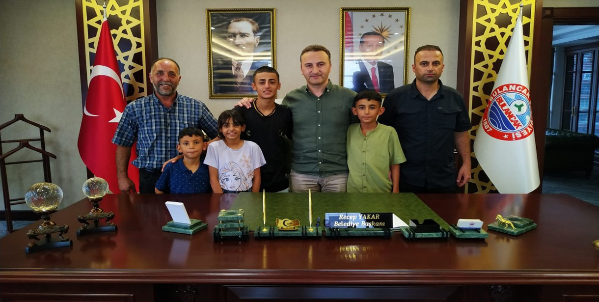 6 gün sonra enkazdan çıkarılan Baran Bulancak Belediyesini ziyaret etti