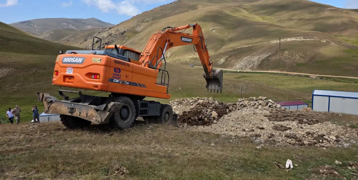 Gümüşhane'de yaylalardaki kaçak yapılar yıkılıyor