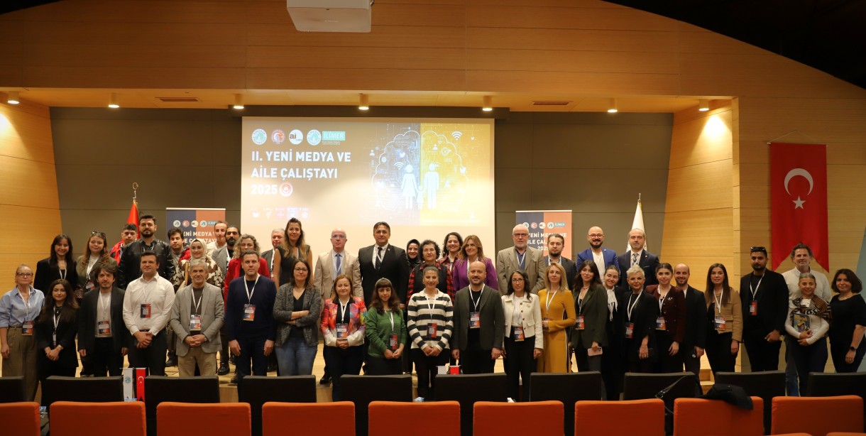 Sofraya bir tabak da telefonlar için…2. Yeni Medya ve Aile Çalıştayı Üsküdar'da yapıldı