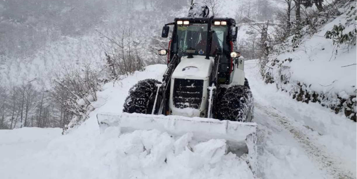 Doğankent Mahalle ve Köylerinde Yoğun Kar Yağışı Hayatı Olumsuz Etkiliyor