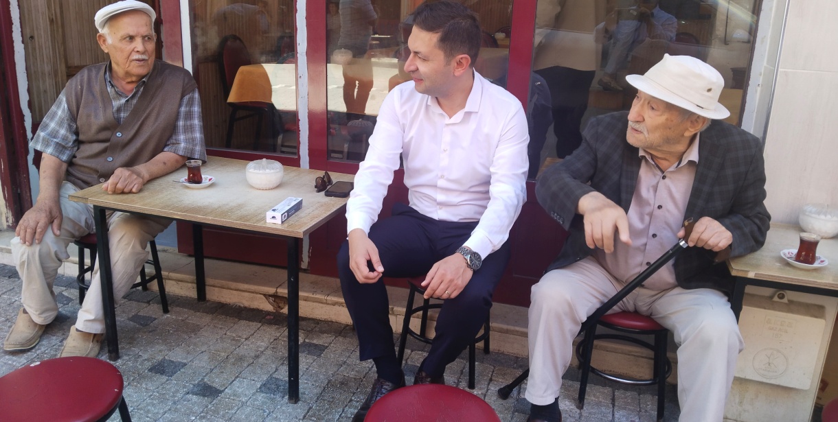 Kaymakam Deniz Yıldırım, Vatandaşlarla ve Emekli Öğretmen Salim Bayram ile Bir Araya Geldi