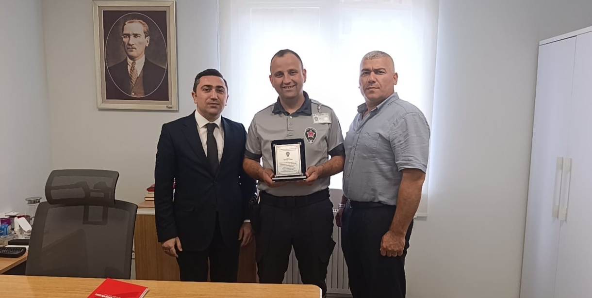 Mehmet Yahşi'ye Başarılı Çalışmalarından Dolayı Teşekkür Plaketi