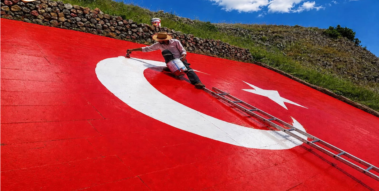 Köklüce Köyü'nde Gurur Günü: Hünkâr Kalesi'ndeki Dev Türk Bayrağı Yeniden Işıl Işıl