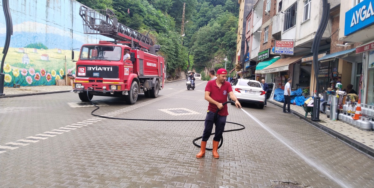 Doğankent'te Cadde ve Sokaklar 15 Temmuz Programı Öncesinde Pırıl Pırıl Yapıldı