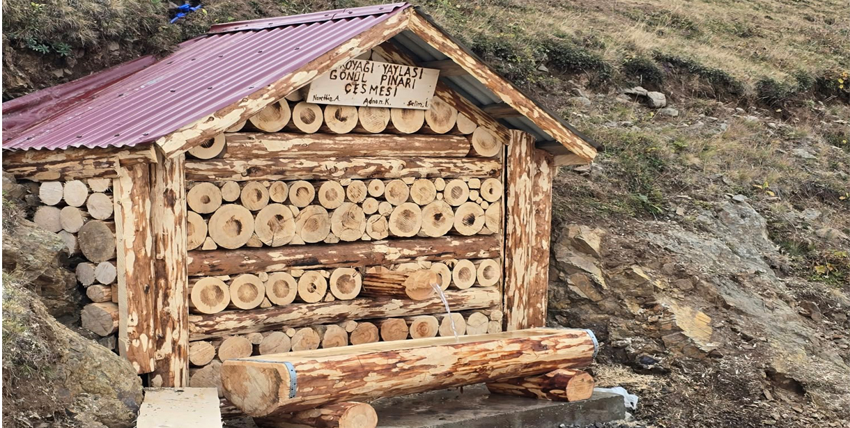 Atkoyağı Yaylası'na Doğayla Bütünleşen Ahşap Çeşme